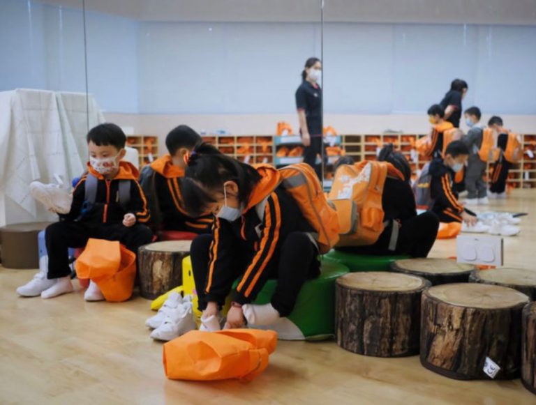 培僑國際幼稚園暨幼兒園的學童復課後要準備「室內、室外鞋」，確保安全。
