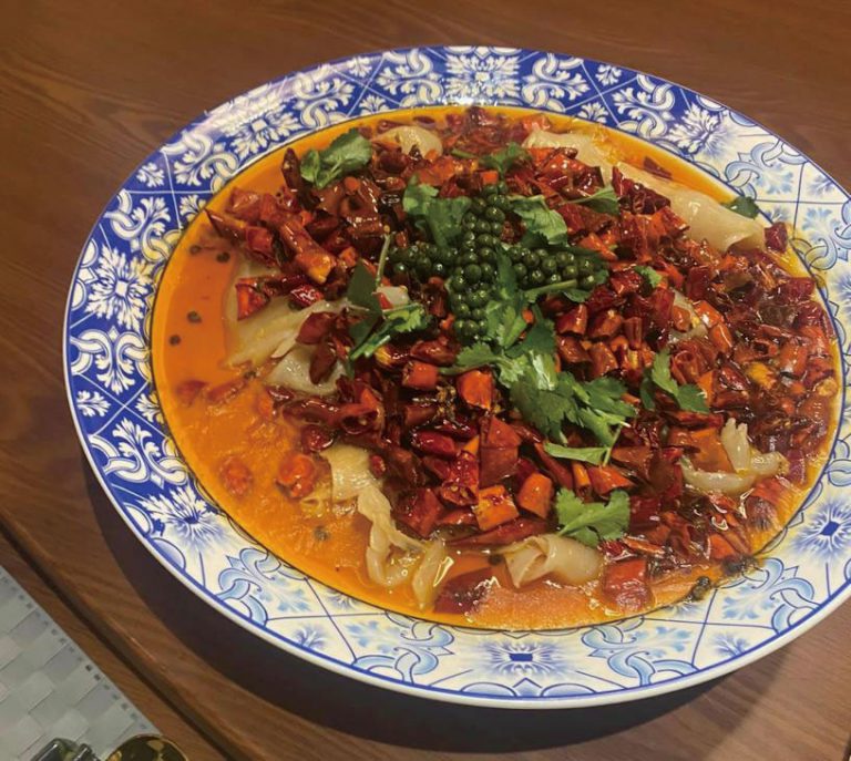 水煮花膠和辣子鮑魚是來南北匯用餐食客們必點的招牌菜，由行政總廚親手研發、設計的。