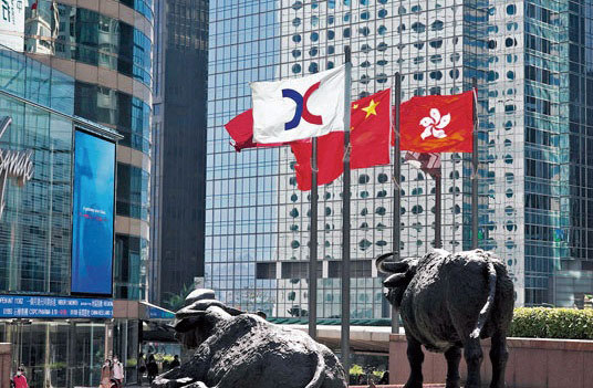 政府提升股票印花稅的措施被批評是削弱香港作為國際金融中心的競爭力。