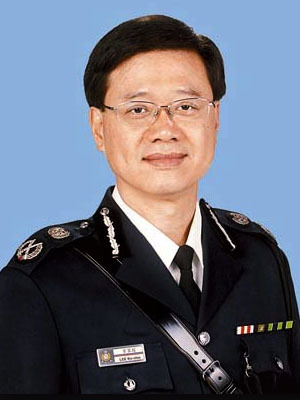 李家超1977年加入警隊，2010年晉升副處長。