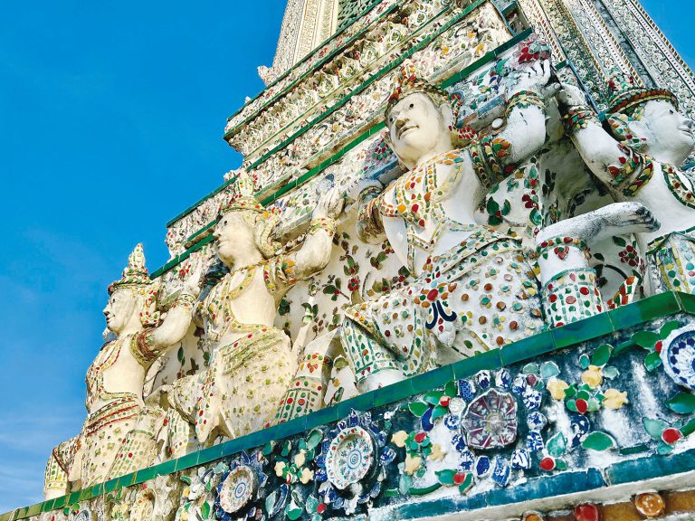 塔上的繽紛色彩是來自中國的碎陶瓷和玻璃珠。