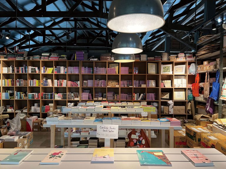 Candide Books書店與Cafe組成互助式經營的複合空間。
