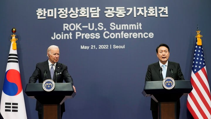 拜登（左）與尹錫悅結束會談後舉行聯合記者會，拜登稱美韓將擴大軍演，遏制北韓。