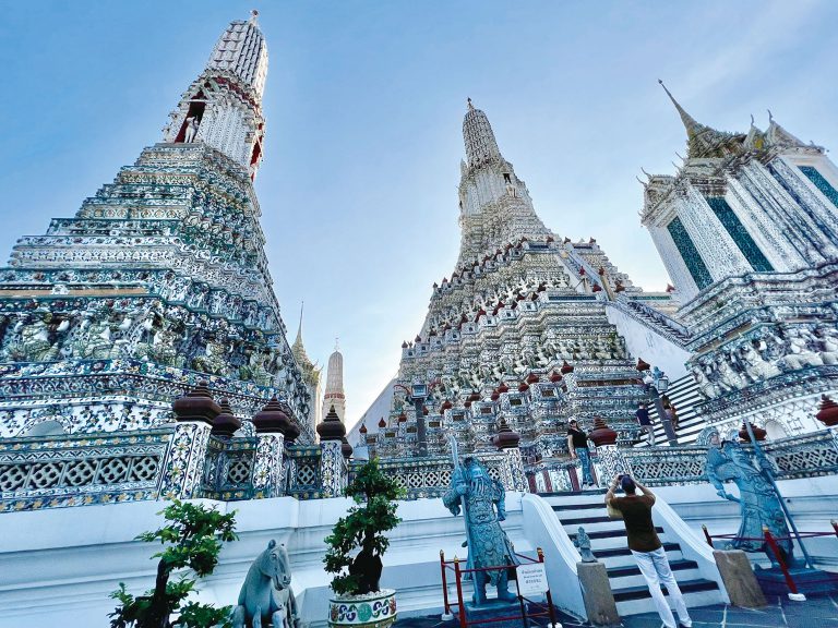 曼谷湄南河上最古老的建築黎明寺，是遊客必到景點。