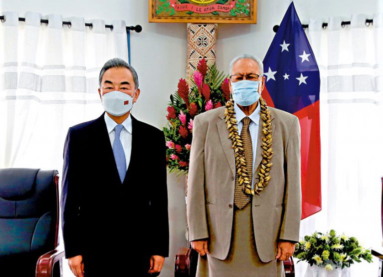 王毅抵達薩摩亞訪問，與該國國家元首圖伊馬萊阿利法諾（右）會晤。