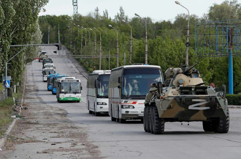 投降烏軍被送上巴士送走。﹙互聯網﹚