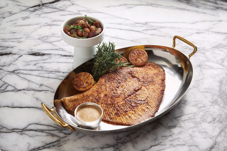 鐵板原條魔鬼魚  $688/500克：原條法國魔鬼魚放於鐵板上烹調後上桌，嫩滑鮮美的魚肉，另有牛油低溫烘烤的大蒜豐富味道。