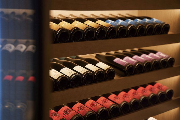 Sommelier Room以法國傳統的酒窖為藍本，收藏了一系列珍稀精品葡萄酒，配搭不同菜餚，令用餐更完美。
