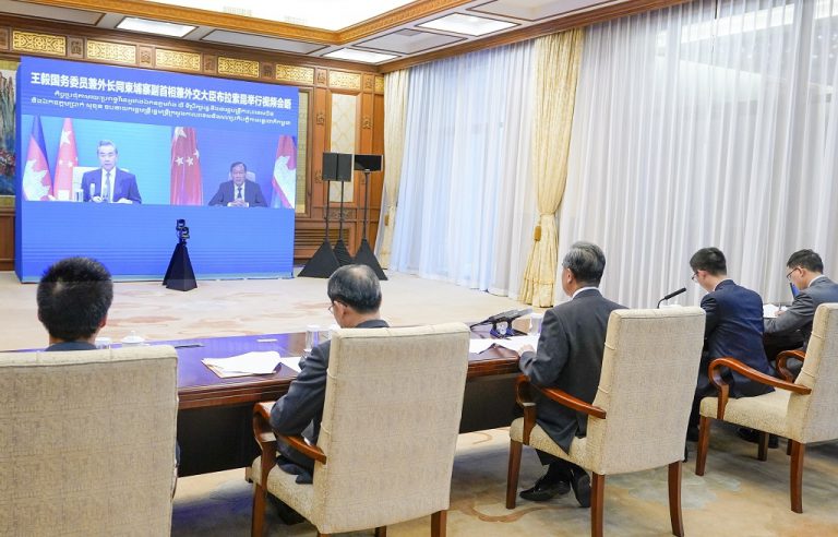 王毅視像會晤柬埔寨副首相兼外交大臣布拉索昆，警惕將冷戰思維引入亞洲，破壞地區和平發展。（新華社）