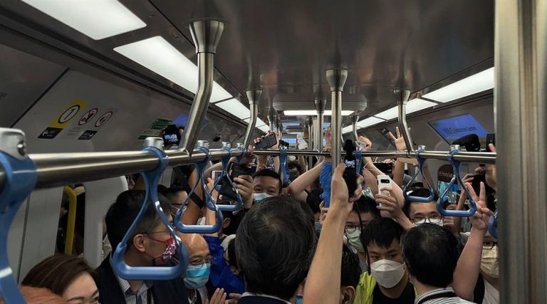 頭班車滿載乘客開出。