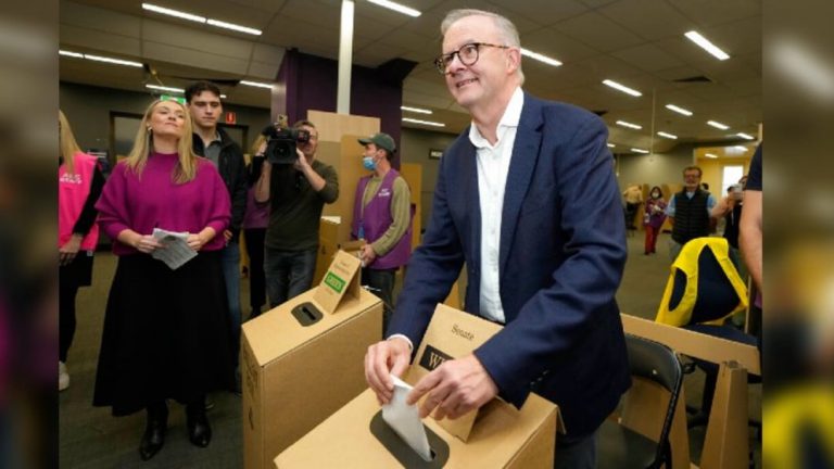 工黨黨魁阿爾巴內塞在悉尼票站投票。