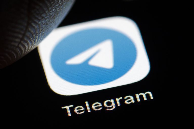 Telegram起底群組「阿囝搵老豆老母」遭封鎖後另起爐灶，私隱公署表示會密切關注。