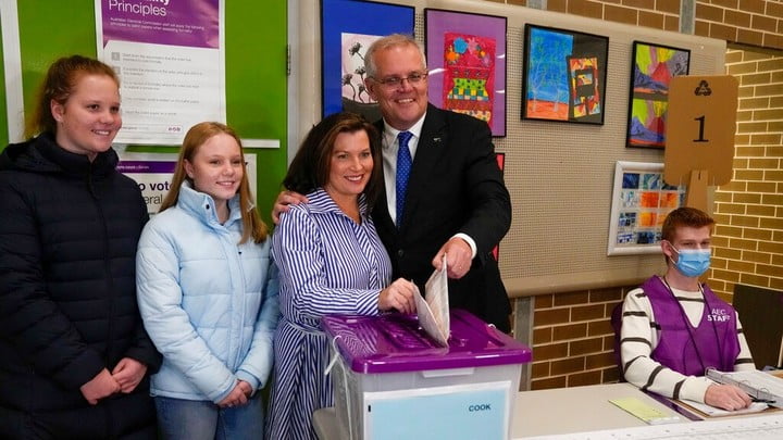 澳洲總理莫里森與太太今早到票站投票。
