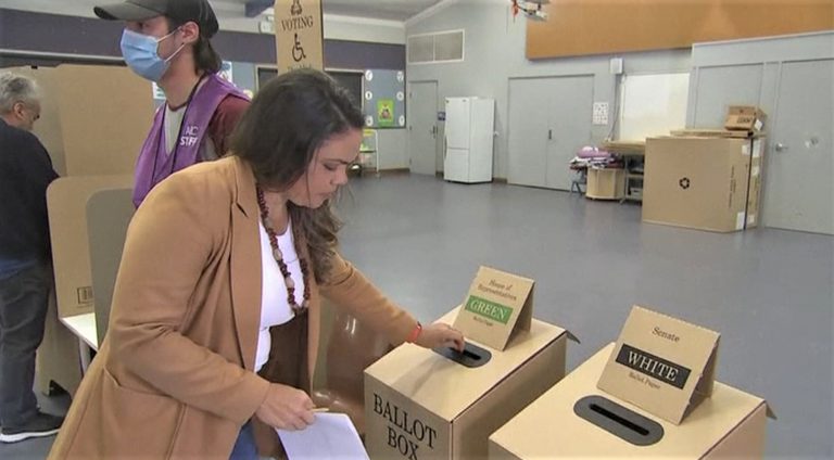 澳洲實行強制性投票制度，年滿18歲公民必須在選舉中投票。