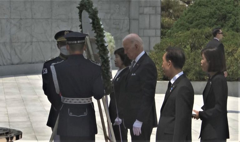 拜登到南韓國立墓地首爾國立顯忠院參拜，向顯忠塔獻花。