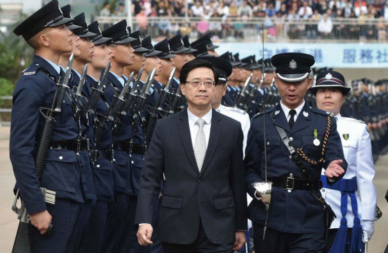  2019年李家超身為保安局局長，出席香港警察學院結業會操。
