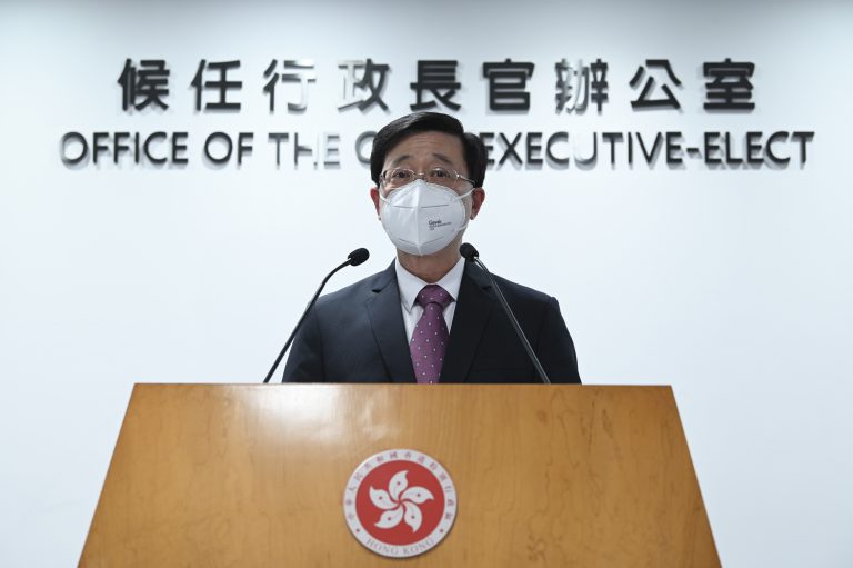 李家超表示將不負中央和香港市民所託，帶領新一屆特區政府按照《基本法》全面準確落實「一國兩制」、「港人治港」、高度自治。（中通社）