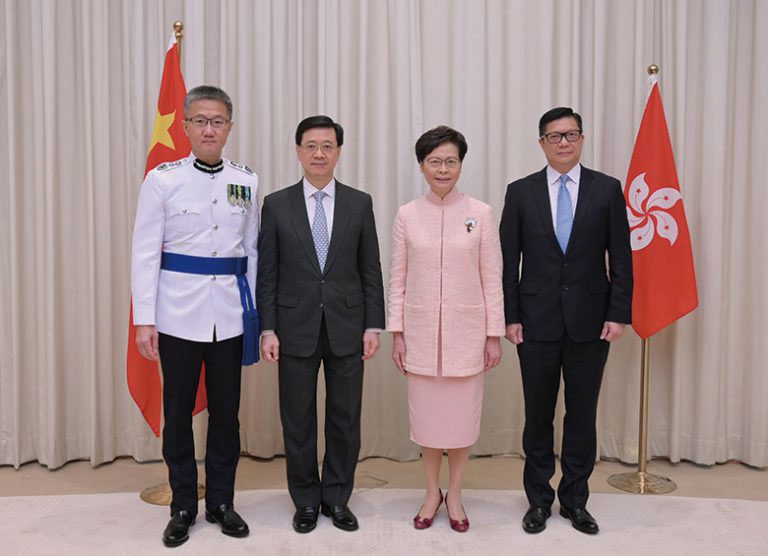 2021年6月，特首林鄭月娥（右二）任命李家超（左二）為政務司司長、鄧炳強（右）為保安局局長及蕭澤頤（左）為警務處處長。
