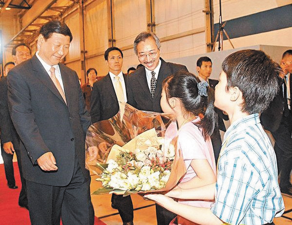 2008年7月，時任國家副主席習近平訪港， 接受香港小學生獻花致意。（文匯報）
