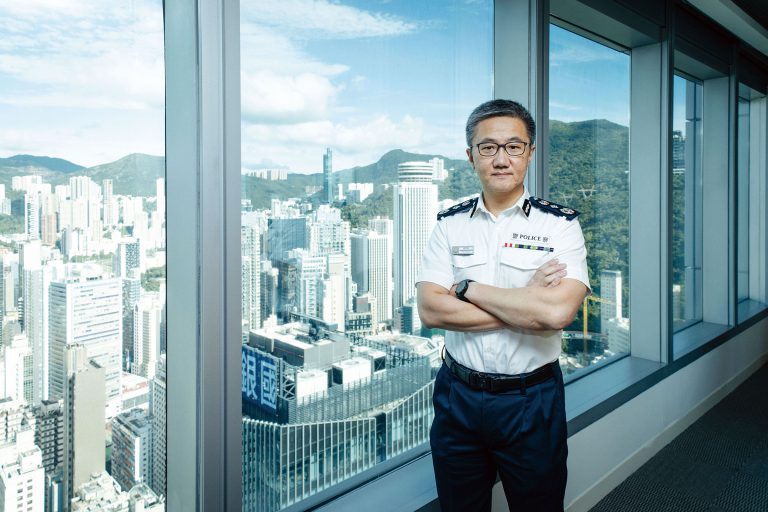 臨近七一，警務處處長蕭澤頤接受《堅雜誌》訪問時指：本港恐襲威脅級別屬「中度」，即有受襲的可能。