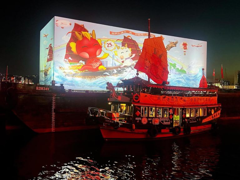 最大的打卡熱點是觀塘海濱花園維港海上一幅以「咚咚龍」為主角的巨型3D立體藝術畫。（黃冠華攝）