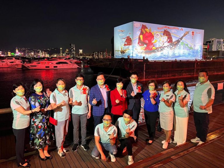 中聯辦九龍工作部副部長王小靈和東聯會會長李誌峰等在巨型3D立體藝術畫前率先打卡。（黃冠華攝）