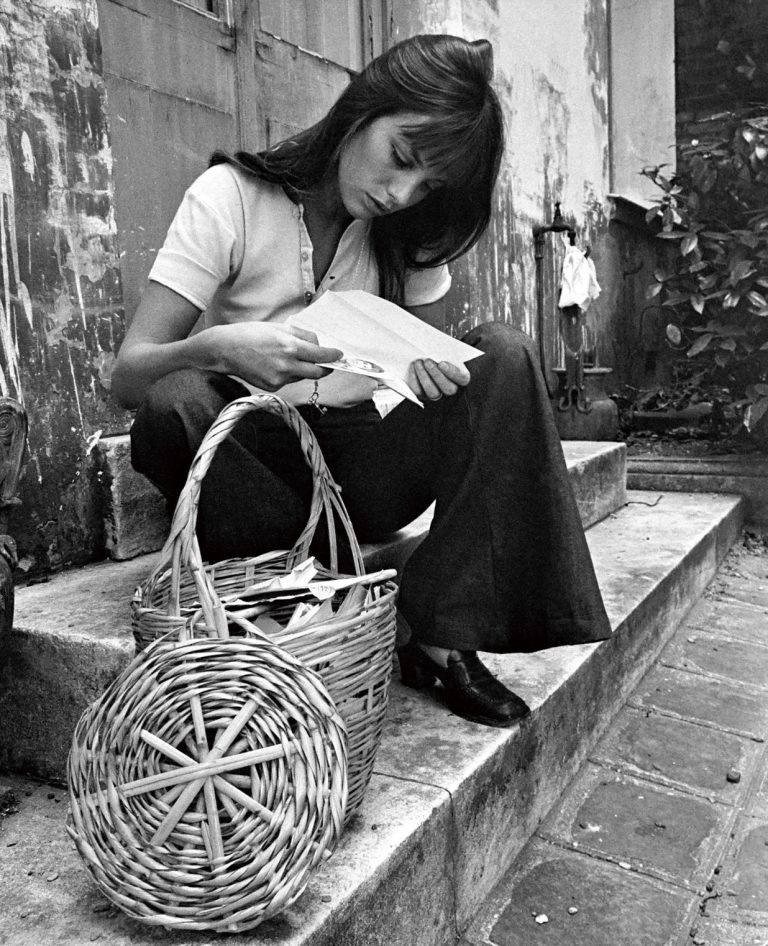 法國時尚經典人物Jane Birkin最愛挽着Straw Bag出遊。（黑白圖片）
