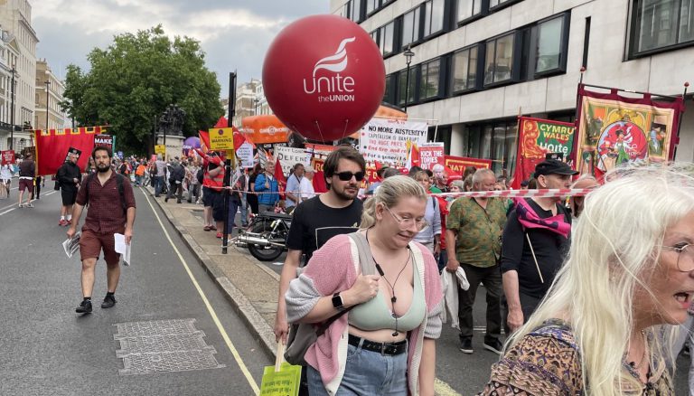 上周六有幾千名民眾於倫敦市中心示威遊行，要求英政府提高最低時薪。（網上圖片）