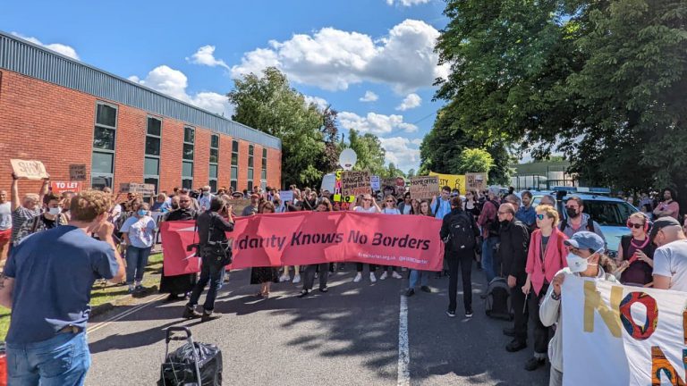 示威者到英國內政部抗議政府遣送難民申請者到盧旺達。（互聯網）