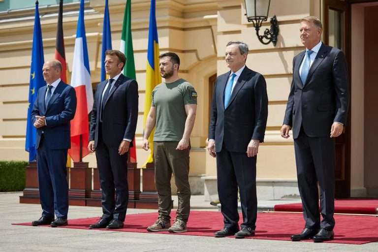 五國領袖﹙左起﹚紹爾茨、馬克龍、澤連斯基、德拉吉及約翰尼斯。