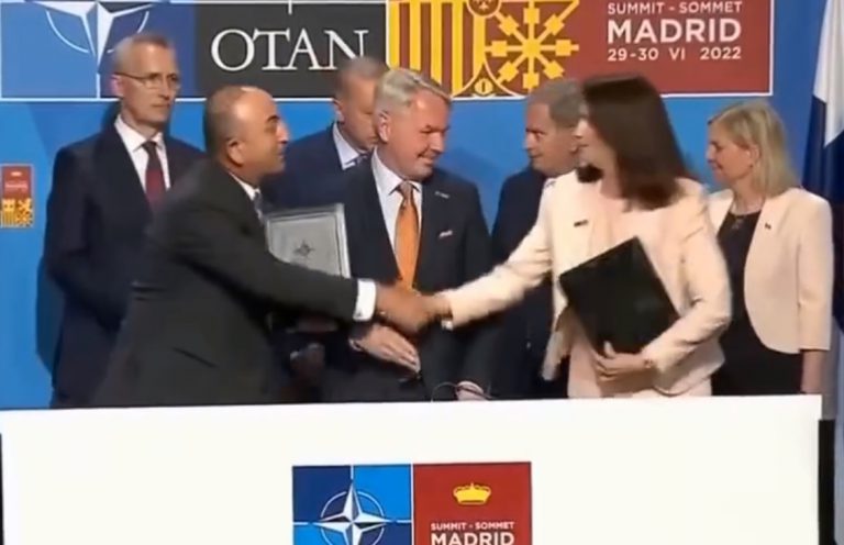 三國外長在三國領袖見證下簽署備忘後，互相握手道賀。﹙互聯網﹚