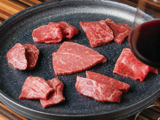 廚師發辦的燒肉餐單，會視乎即日抵港的牛肉部位而定，包括辣椒肉、臀肉心及肩三角等，每位$988起。
