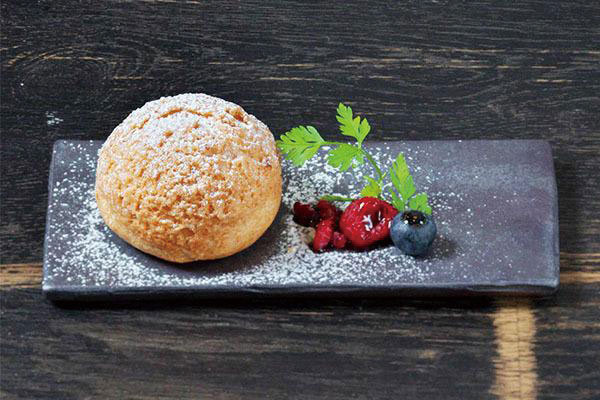 USHIO特製泡芙：廚師發辦餐單附送的甜點是店家以秘方炮製的泡芙，外層酥脆、裏面柔軟，為美好的一餐作結。