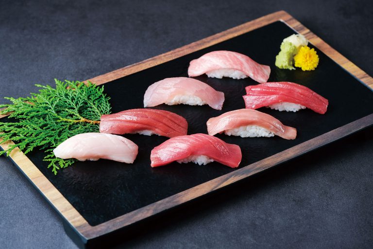 究極鮪魚七貫寿司盛 $298：由黃鰭、長鰭及大目三種吞拿魚不同部位組合而成的壽司拼盤，鮮甜豐腴。
