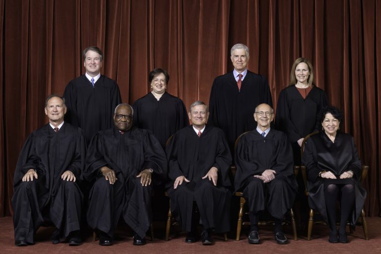 美國最高濇院9位大法官，前排左二為撰寫是份意見書的法官湯瑪士。﹙互聯網﹚