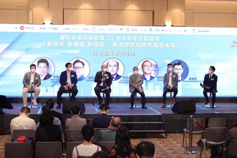 梁毓偉（左起）、凌俊傑、周文港、張明敏、謝海發、陳凱榮一起探討香港青年的發展機遇。（黃冠華攝）