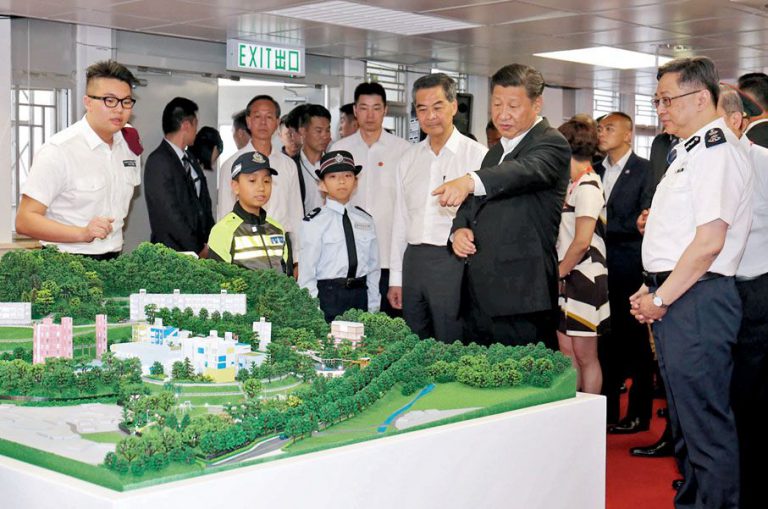 鄧宇軒（左一）5年前接待國家主席習近平。