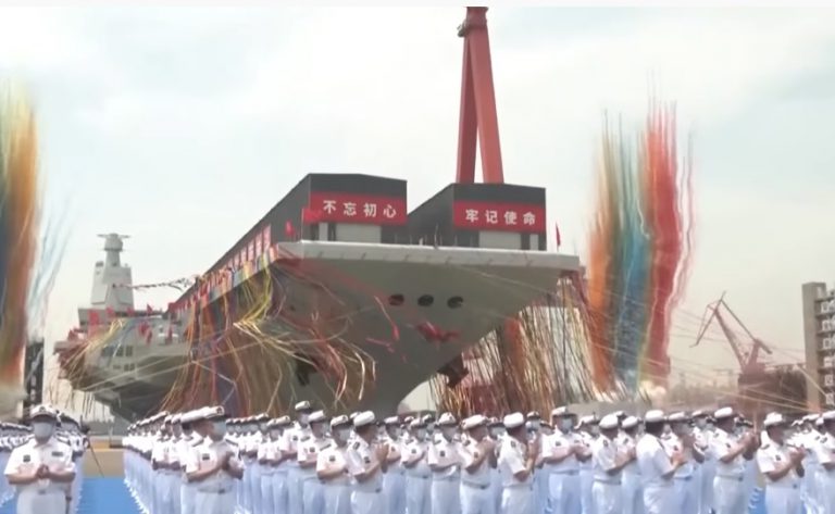 中國第3艘航母「福建艦」今早下水。（影片截圖）