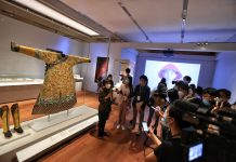 香港故宮展出逾150件國寶級別一級文物　明黃色紋雲龍紋男單朝袍於北京故宮從未曝光