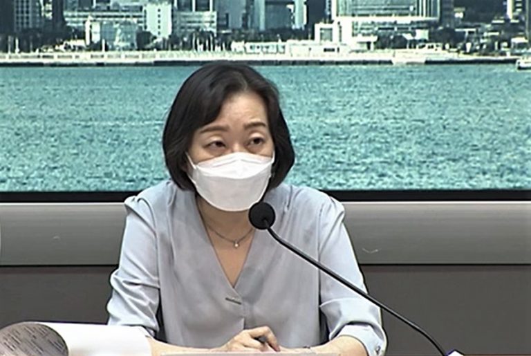 張竹君表示，現時本港疫情呈現緩慢上升趨勢，暫時未見明顯回落，仍要繼續觀察。