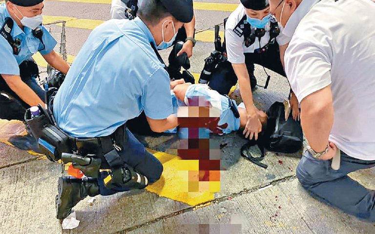 去年香港回歸紀念日前後，發生「孤狼式本土恐怖襲擊」。