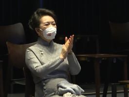 【回歸25年】彭麗媛訪西九戲曲中心賞粵劇　與青年義工交流