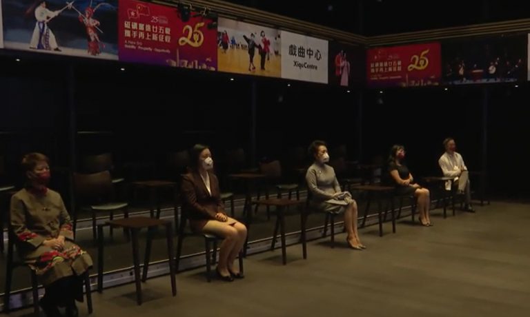 彭麗媛（中）在西九戲曲中心欣賞粵劇。（政府新聞處影片截圖）
