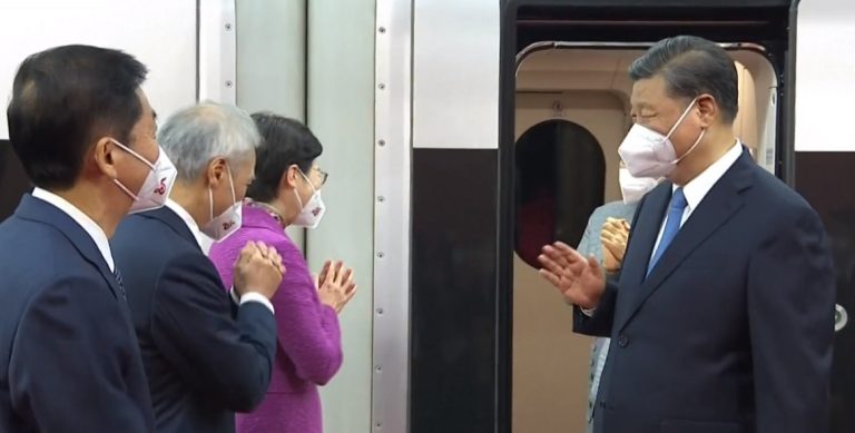 林鄭月娥與丈夫林兆波等人在月台迎接。