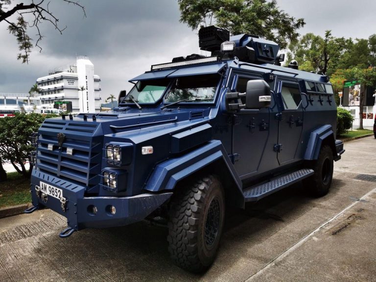 警方部署新國產裝甲車「劍齒虎」隨時待命。
