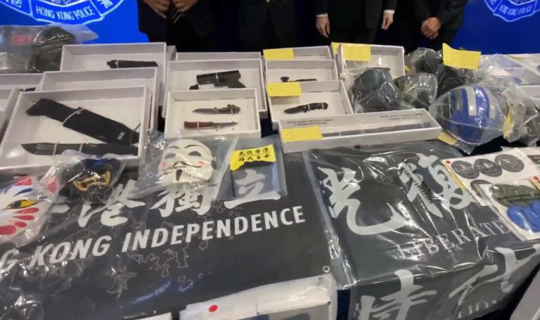 警方在3名被捕疑犯住宅搜出武器及寫有「香港獨立」、「光復香港，時代革命」字眼的旗幟。(警方Facebook影片截圖)