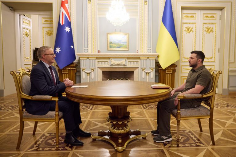 艾班尼斯﹙左﹚向澤連斯基稱會提供一億元軍援。﹙烏克蘭總統官網﹚