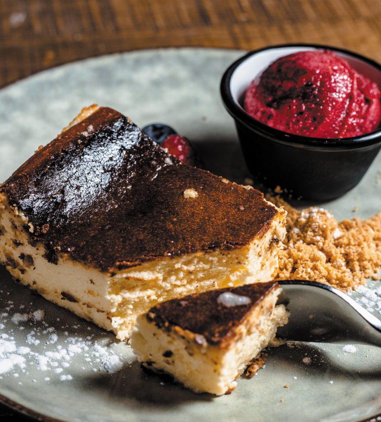 巴斯克焦香芝士蛋糕配雜莓雪葩：烤到有焦香的蛋糕，內裏像布丁般的柔軟口感，甜美幼滑，配上雜莓雪芭，味道清新，為炎熱的夏天降溫。