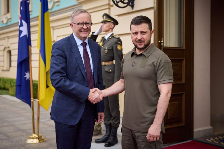 澳洲總理艾班尼斯﹙左﹚與烏克蘭總統澤連斯基會面。﹙烏克蘭總統官網﹚