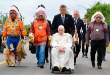 天主教寄宿學校虐殺原住民兒童　教宗親赴加拿大道歉求饒